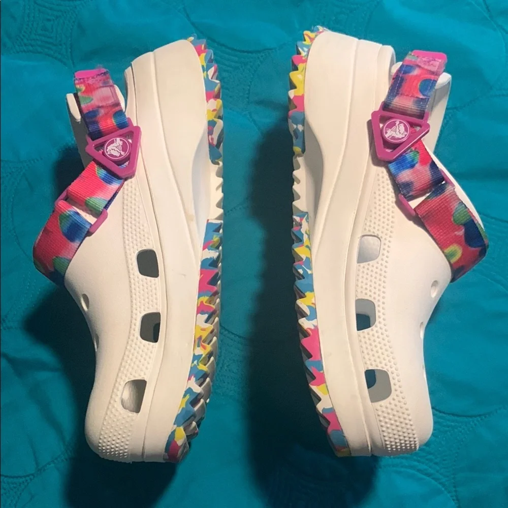 CROCS White and Pink Sandals with Geometric Pattern - Picture 3 of 12